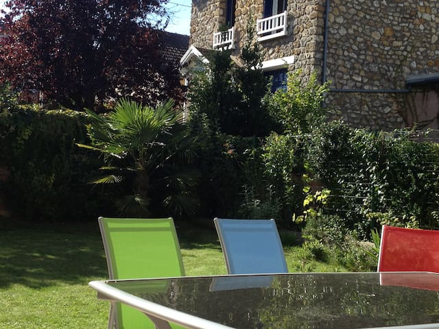 Room with private entrance, garden, 5' Versailles