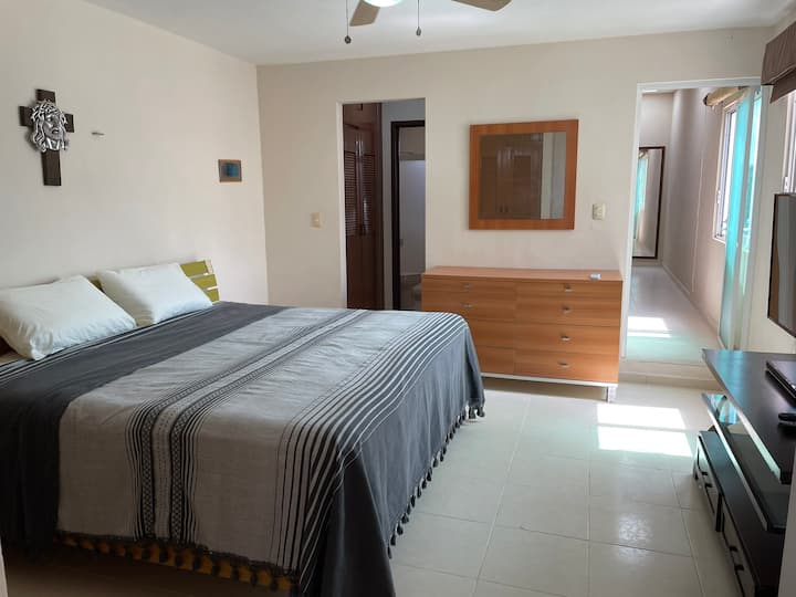 Главната спална соба со бања и простран плакар, со клима уред и вентилатор, има и телевизор со Sky.