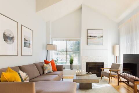 Sparkling, Spacious Townhouse Close to Disneyland