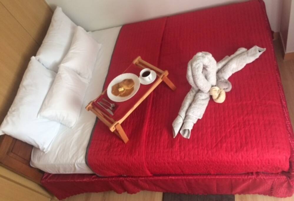 PLEASURABLE
BREAKFAST IN BED
