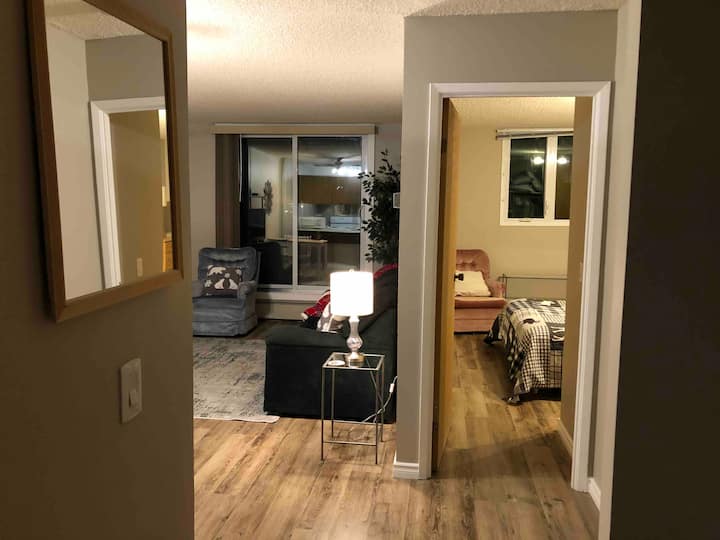 Central Cozy Condo Eau Claire Area +Gym&coffee - Calgary