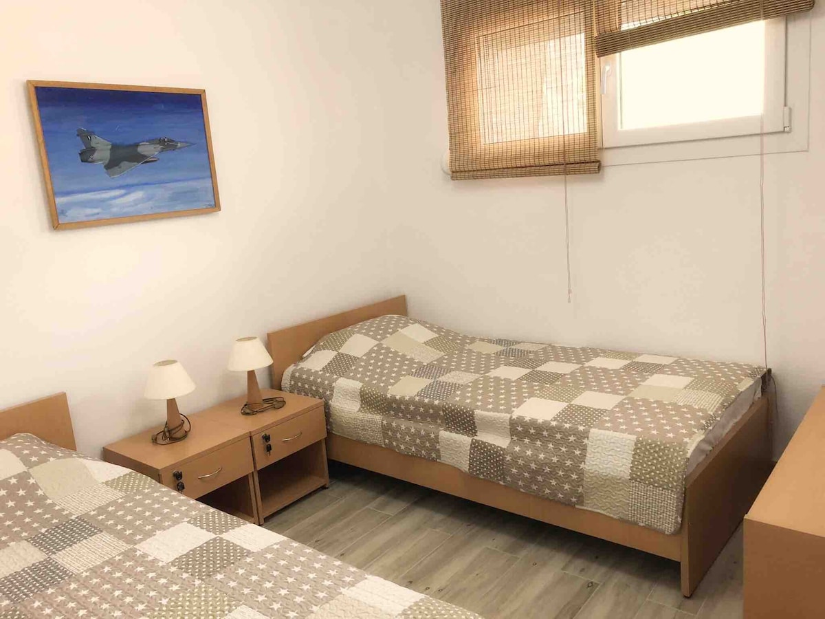 Slaapkamer 3 met 2 één persoons bedden