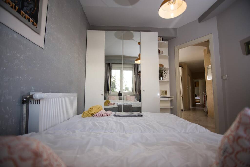 Private room with a double bed, desk, closet, heating, nice view