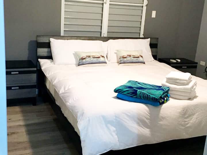 主卧-门口有加大双人床。 