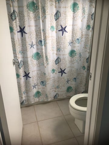 Short walk to beach – beautiful spacious townhouse gallery image 3