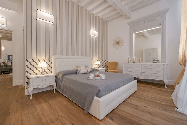 一楼的第一间卧室