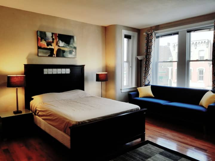 Spavaća soba 2 nalazi se na 2. katu okrenut prema naprijed. Novi namještaj i krevet veličine Quren