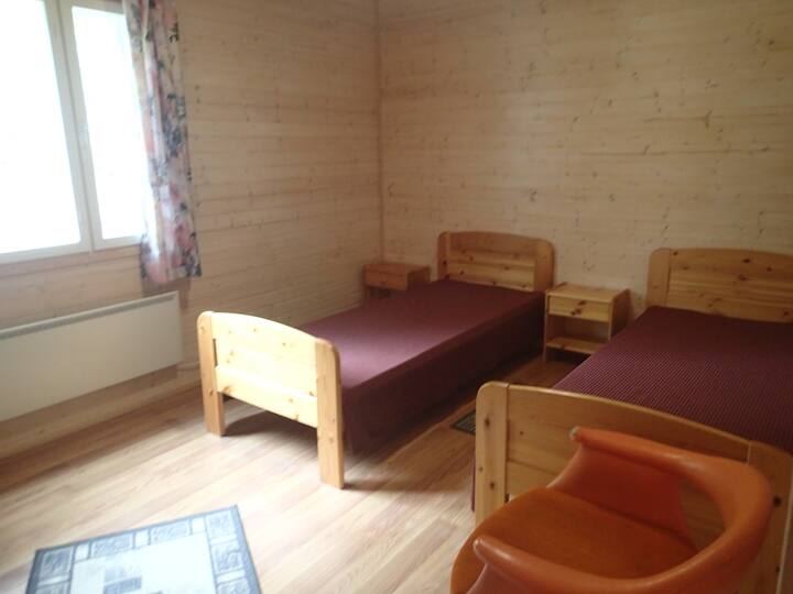 dormitorio 2: dos camas separadas, armario, sillón