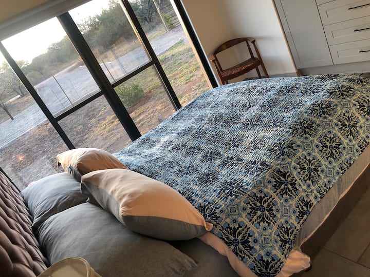 Спална соба 3, брачен кревет (широк 150-179 см), сопствена бања, големи лизгачки врати. 