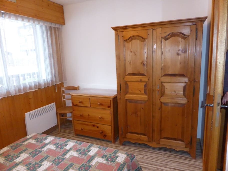 Bedroom/chambre lit 2 pers 1.40 x 2.0m