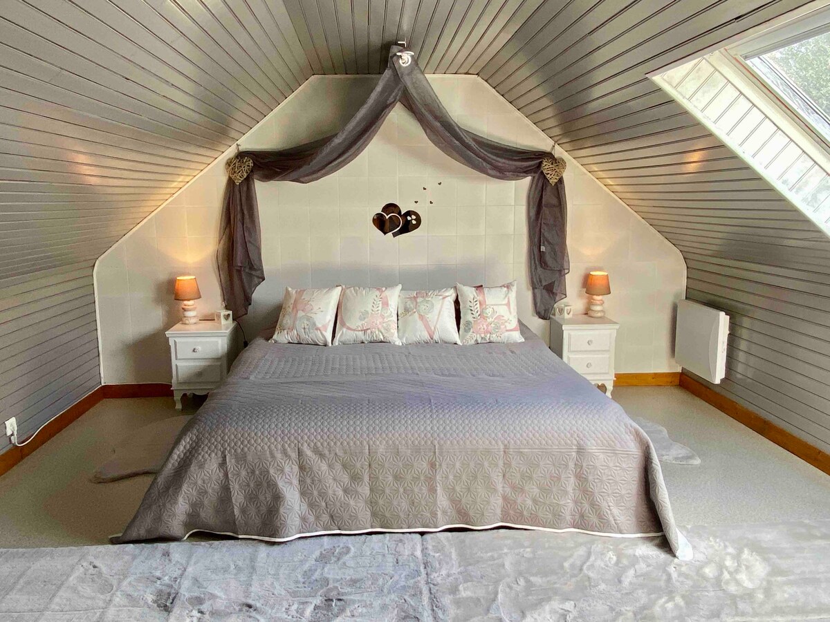 El dormitorio principal con su alfombra de una dulzura mágica 