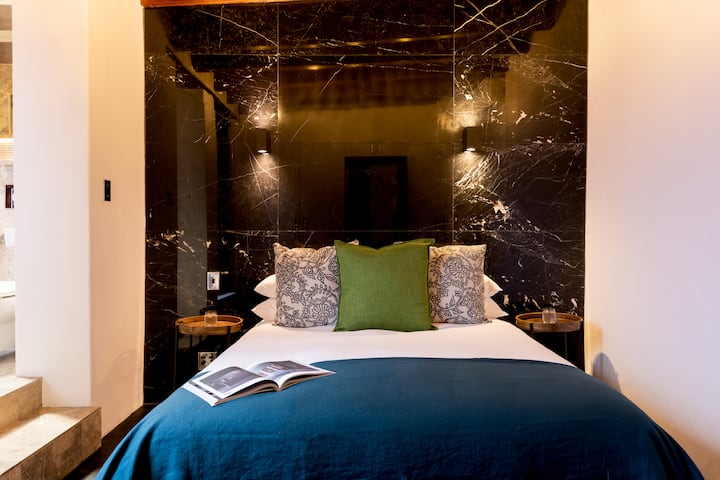 تحتوي غرفة النوم الرئيسية الجميلة على سرير بحجم كوين مع أغطية عالية الجودة ووسائد ناعمة لضمان نوم ليلي مثالي.