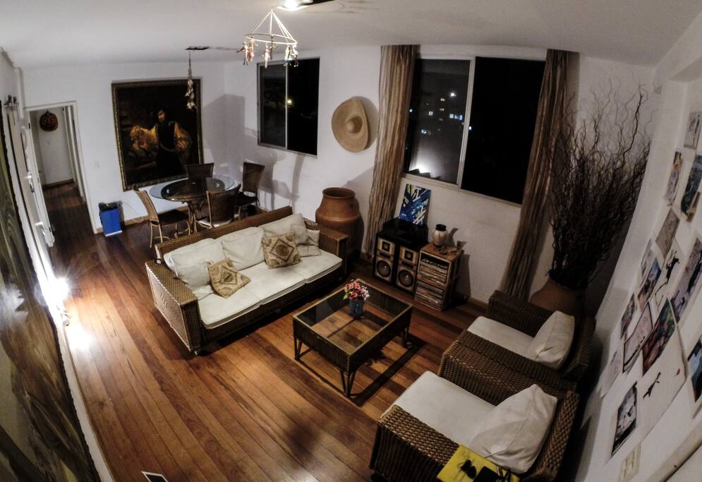 Sala ampla com vinil pra escutar a vontade.