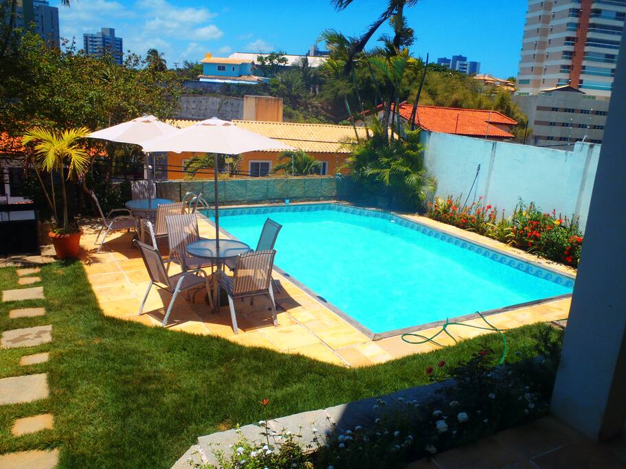 Piscina e jardins