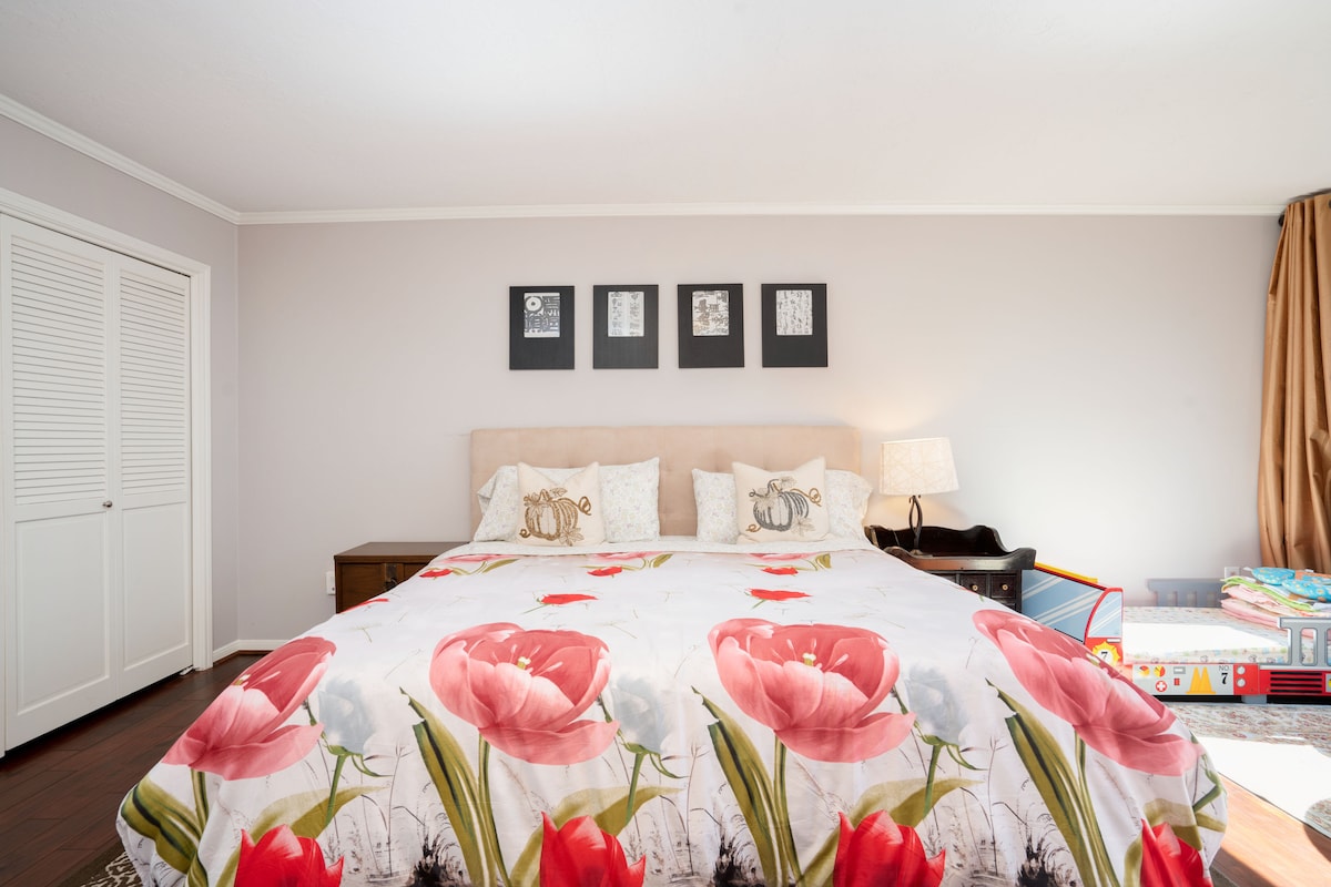 Una cama tamaño king súper cómoda 