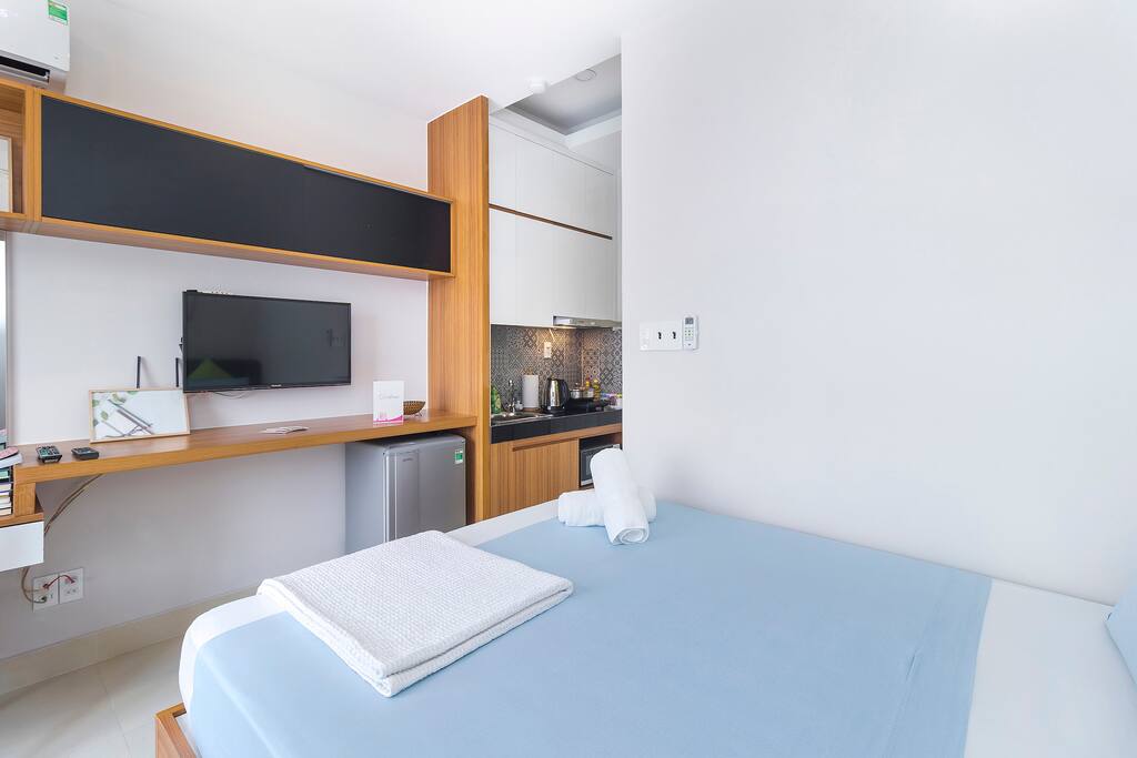 Fully equipped with:
_ AC
_ Cable TV
_ Minibar - Honesty policy (Pay whatever you like, no question asked)