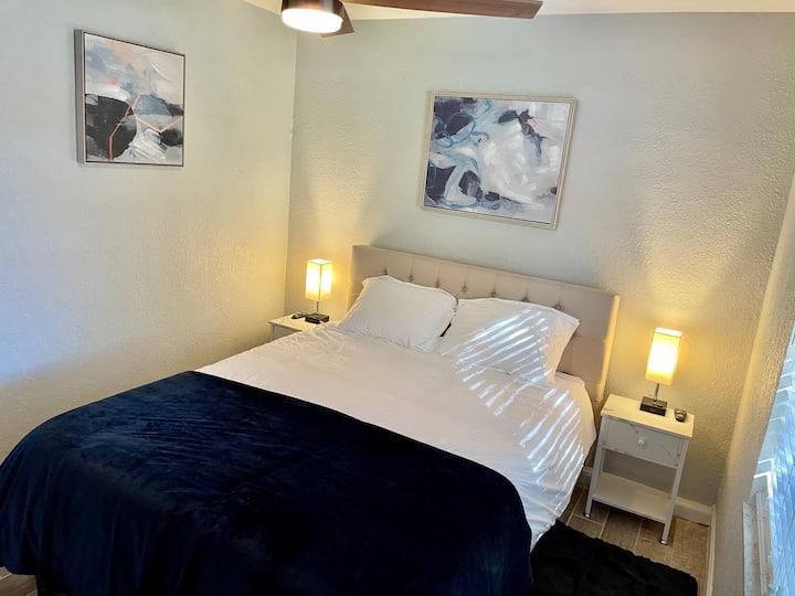 在我们的标准双人床卧室探索舒适的度假胜地，享受舒适和放松，让您睡个好觉。