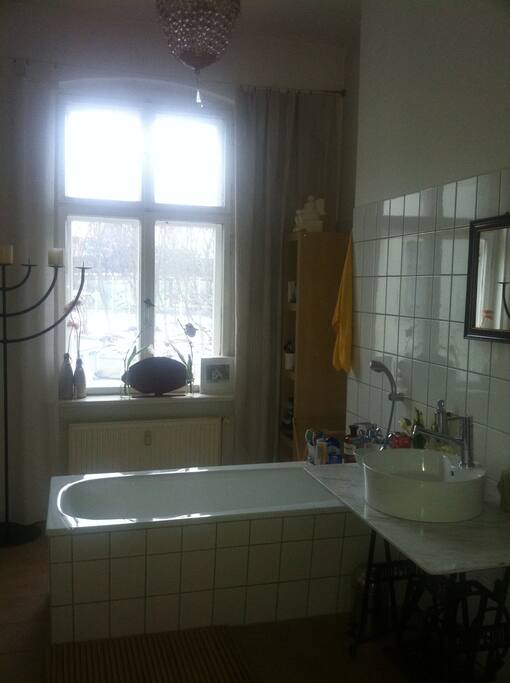 Bad mit freistehender Badewanne und stilvollem Waschtisch