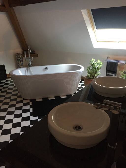 Baignoire îlot et salle de bain 2 vasques.