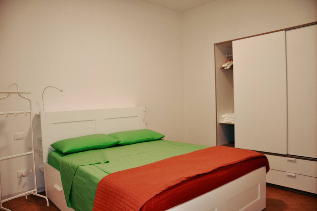 Camera da letto matrimoniale con brandina aggiuntiva