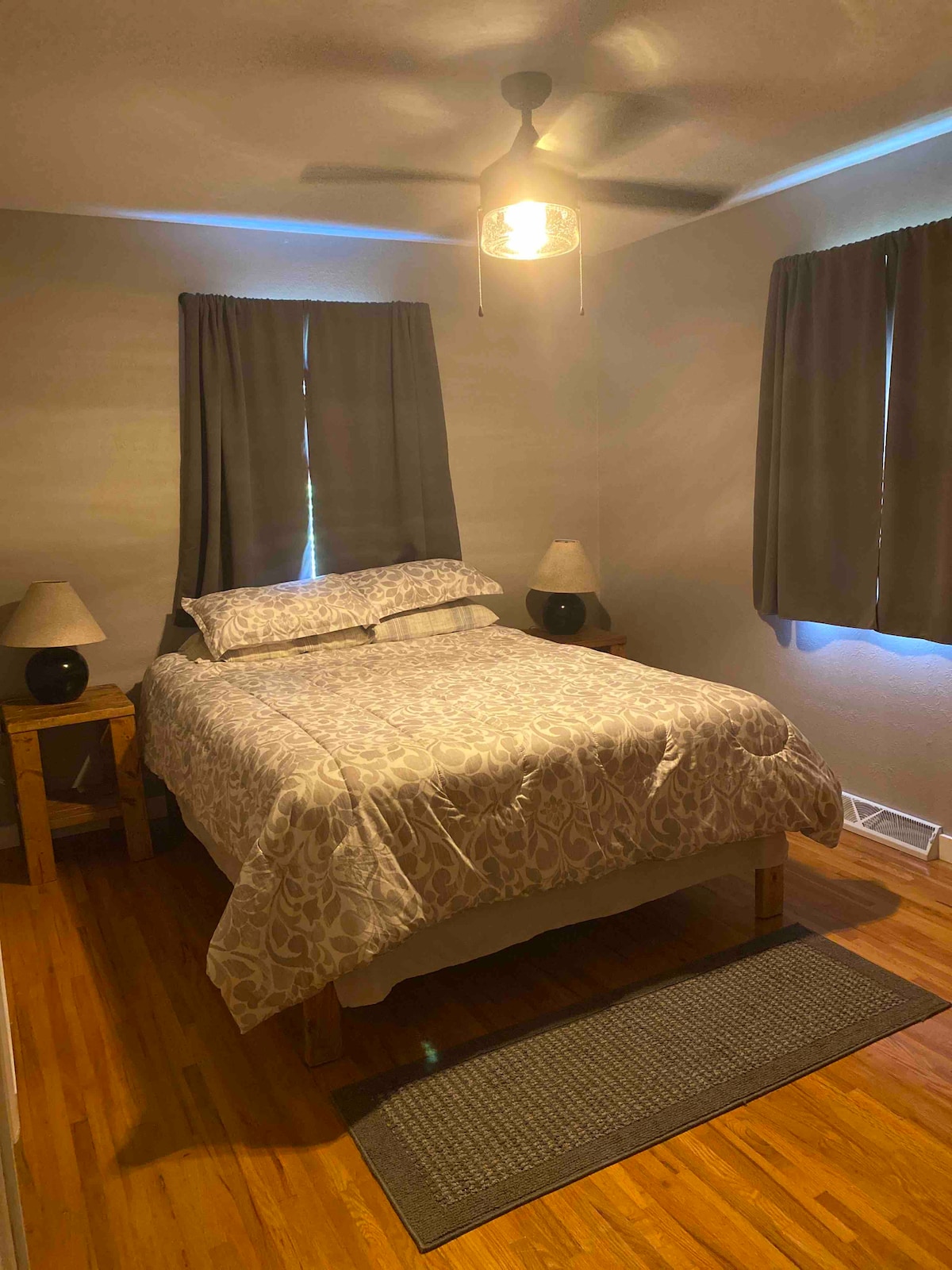 Cama tamaño queen en el nivel principal