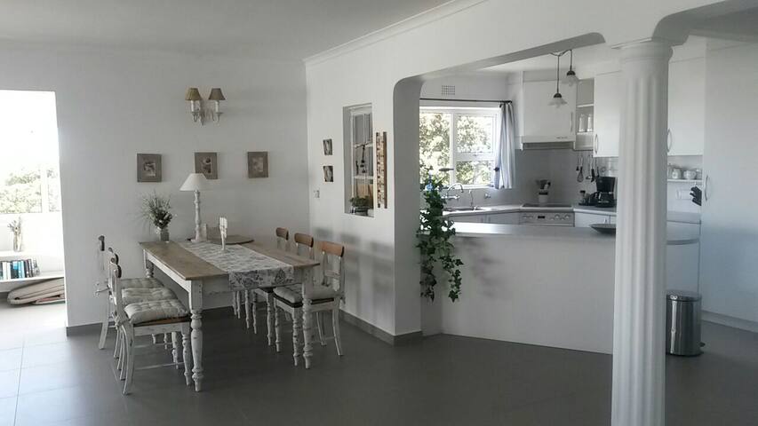 Endless Summer Balcony Apartment gallery image 5