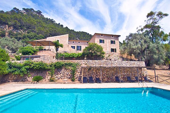 Authentic country manor house gallery image 3