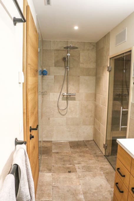 Badezimmer / Bathroom