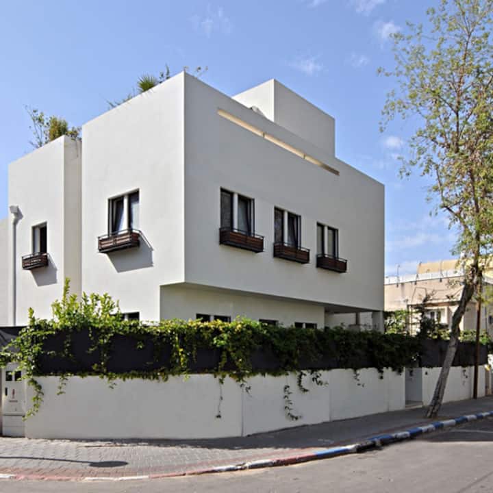 LOVELY STUDIO IN TOWNHOUSE