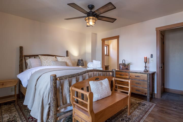 主卧# 2 ：配有标准双人床。 
 两间主卧均通往私人下层甲板，所有床上用品、毯子、羽绒被和羽绒被均为酒店品质，床垫是全新的。  Masters通过全套Jack & Jill卫生间与相邻的客房相连，非常适合家庭一起旅行。