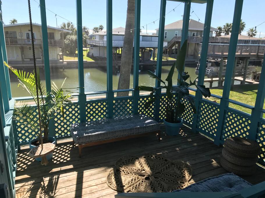 upstairs screened porch 2 daybeds