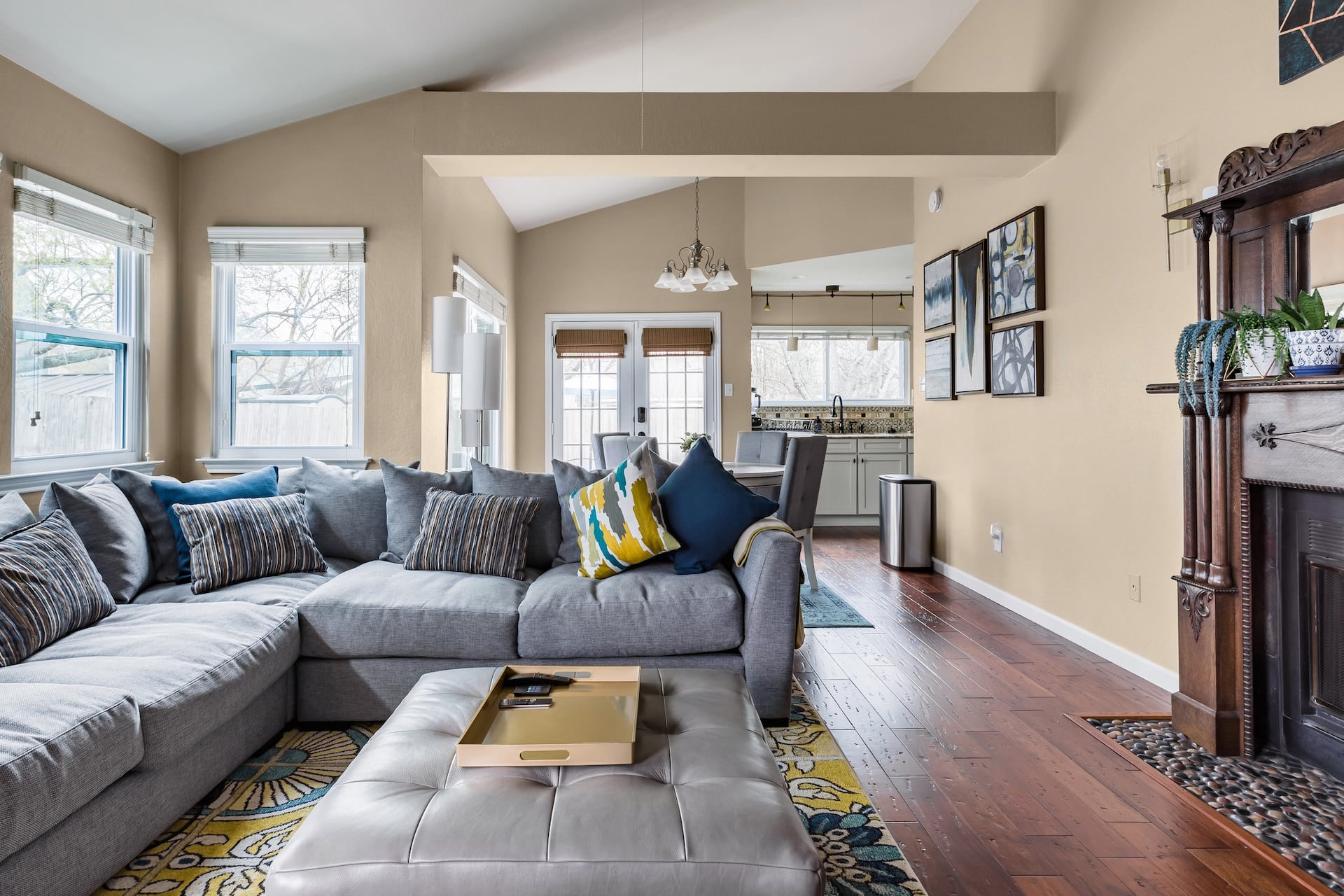 Stylish 2BR: 1 Gig WiFi, Fenced Yard, Domain