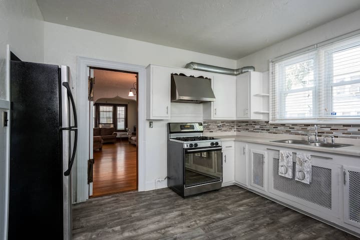8 Year SuperHost 5 Bedroom Home In Albany! gallery image 4