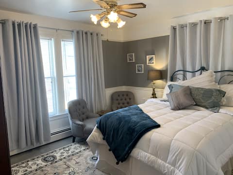 Come From Away B&B Inn - Historic House - Lover's Nest (Room 4)