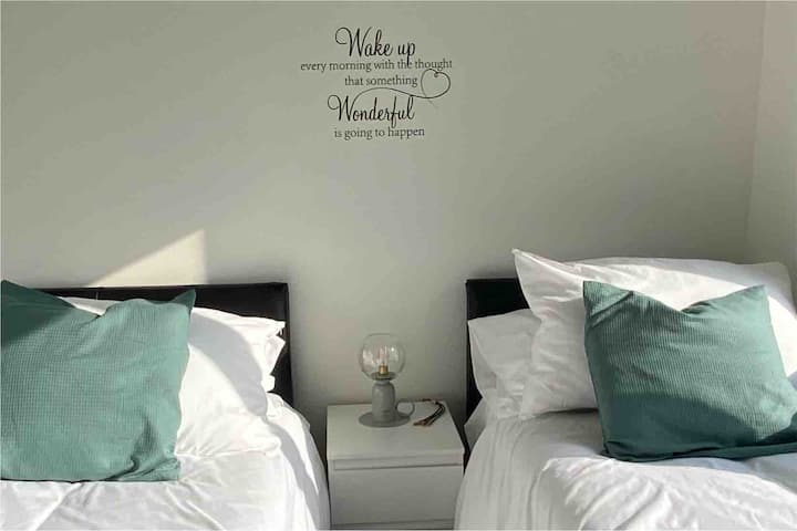 Втора спалня с 2 единични легла