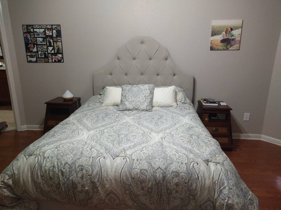 Queen bed in masterbedroom