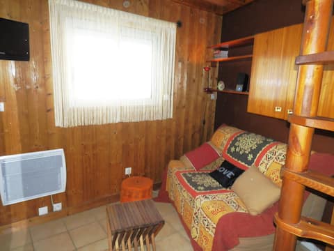 Top performing Airbnb: Cozy studio with mezzanine, right in the center in Les Deux Alpes