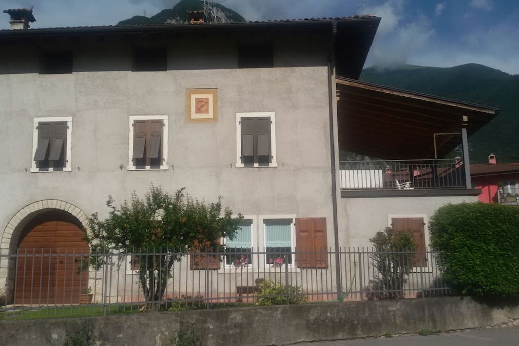 vista dell'appartamento dalla strada principale;
