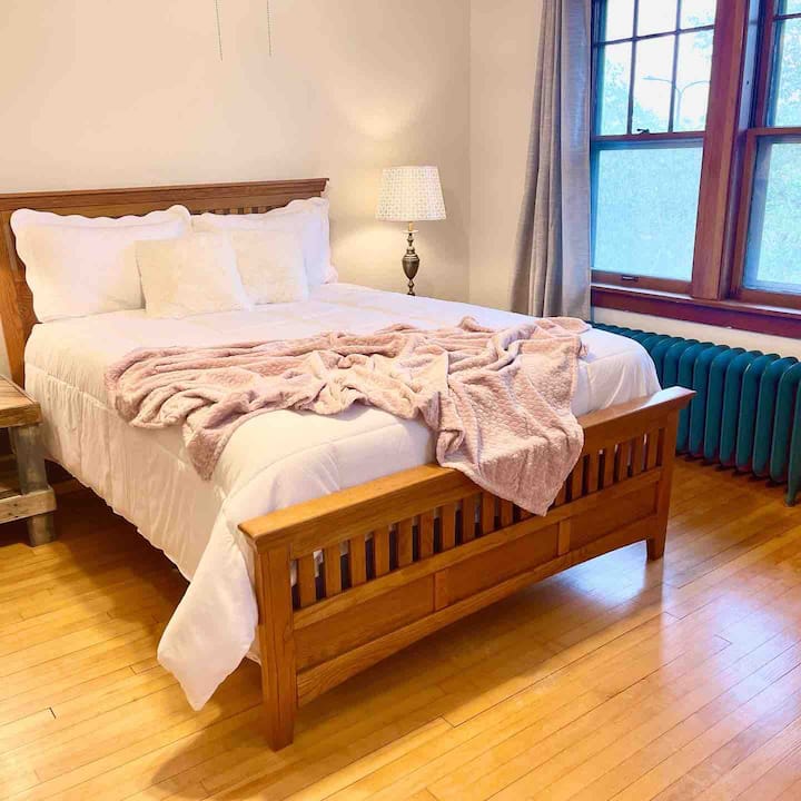 Spálňa #2, manželská posteľ Queen. 2. poschodie