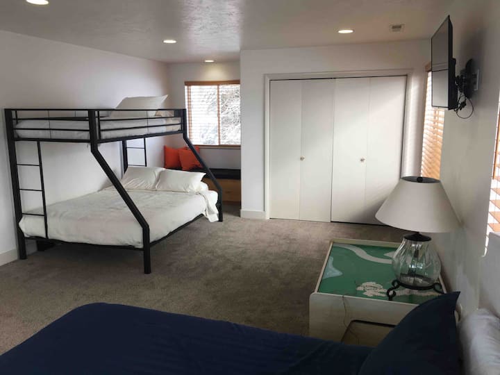 1 ใน 4 ห้องนอนชั้นบน ห้องนอนนี้มีเตียงคู่เหนือเตียงควีนไซส์สองชั้นและเตียงแฝดเหมาะสำหรับเด็กหรือผู้ใหญ่