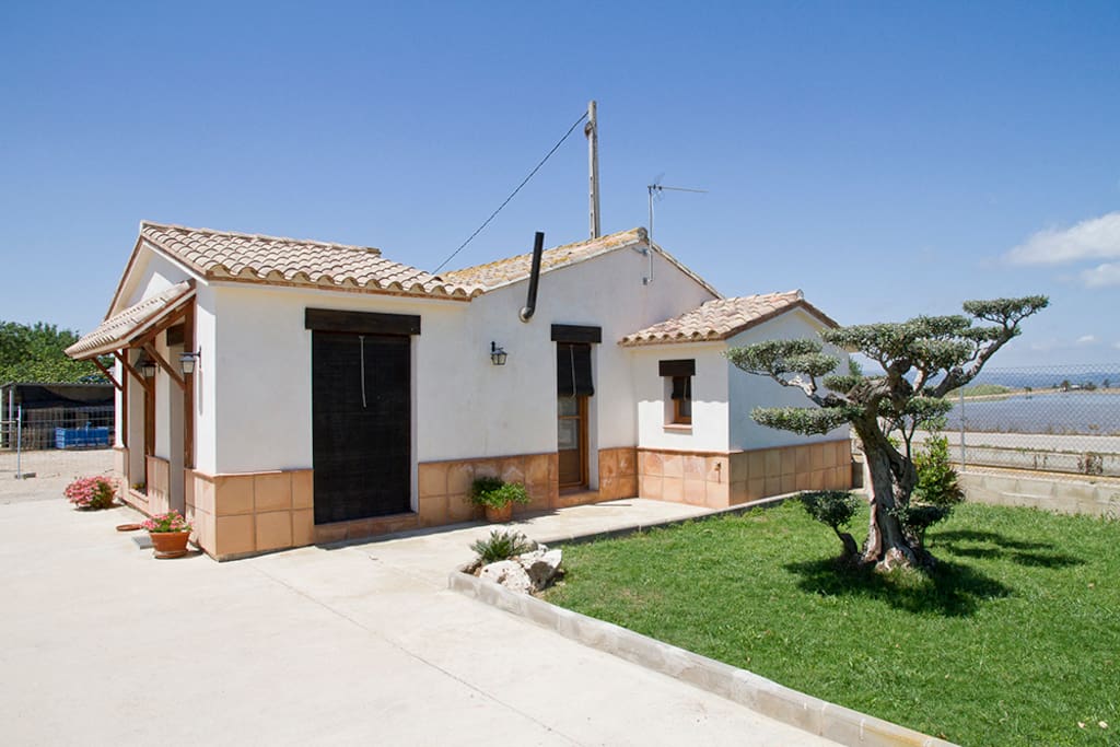 Zona exterior y vistas a los arrozales