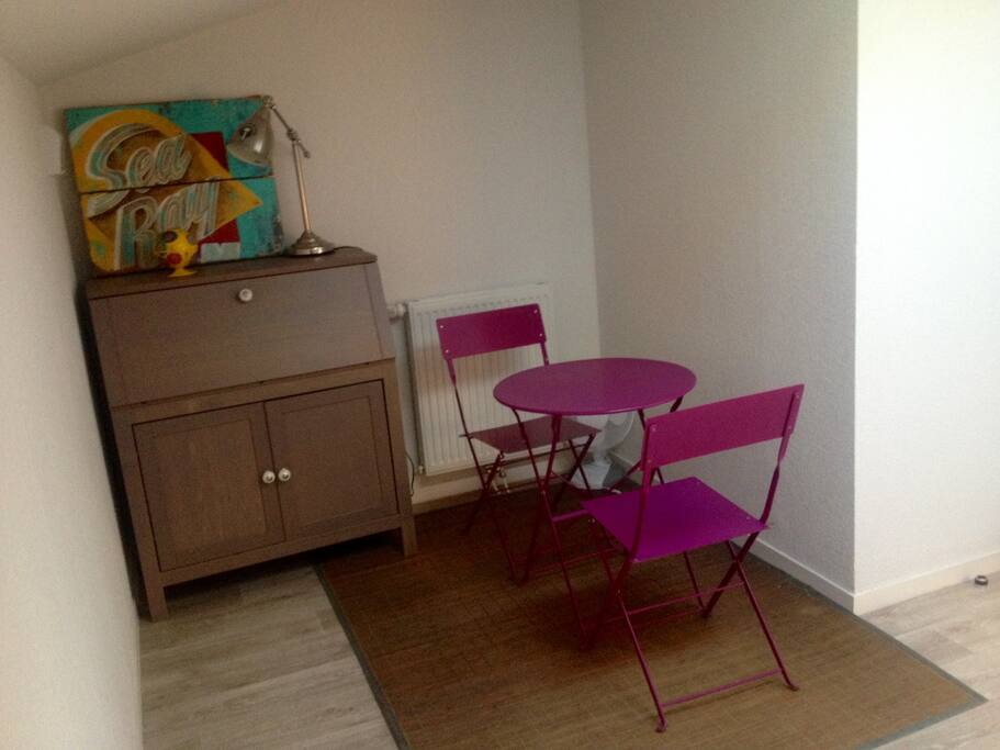 Coin table et espace de rangement dans la chambre.