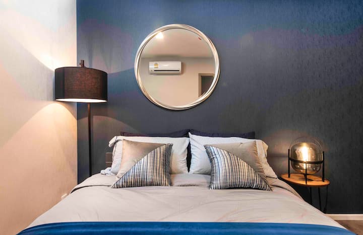 ห้องนอนพร้อมเตียงควีนไซส์ที่สะดวกสบาย