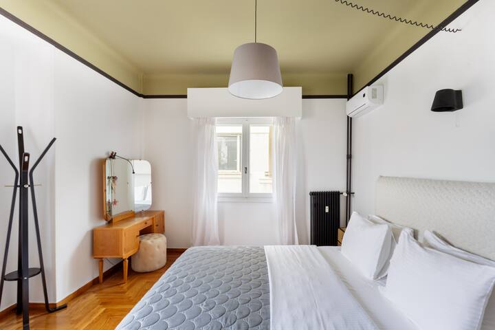 Remodeled Eclectic Design Apartment with City View gallery image 5