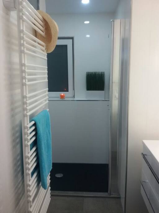 Badezimmer mit Heizung / Bathroom with heating