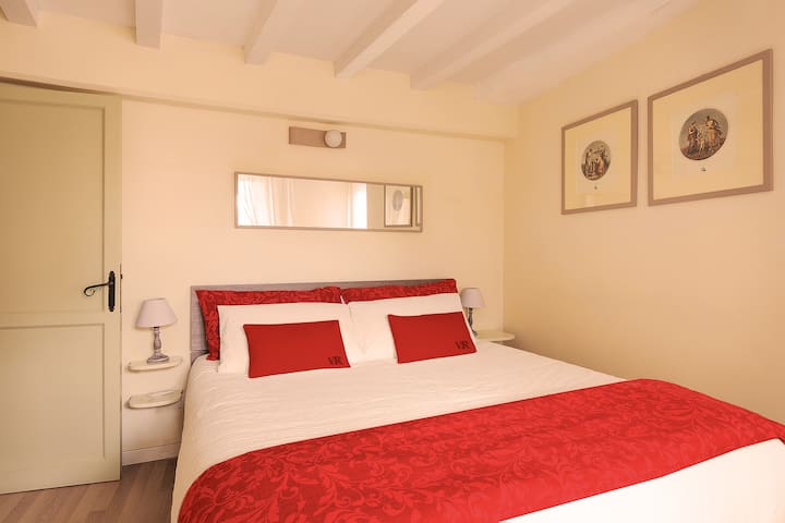 غرفة نوم حمراء