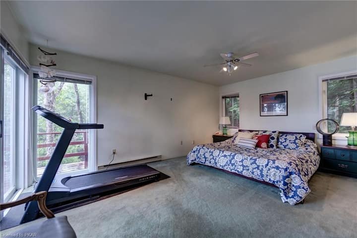 Kitanda cha ukubwa wa King, tafadhali kumbuka mashine ya kukanyaga haipo tena kwenye eneo. 