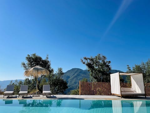 Charming apartment, pool, tennis court and views!