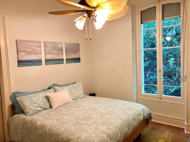 Kitanda kikuu cha chumba cha kulala - Kitanda cha kifalme katika chumba kikuu cha kulala