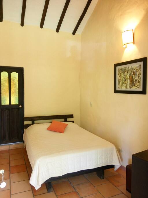 habitación con cama doble , tv y baño, wifi, cafetera eléctrica , cafe , te.